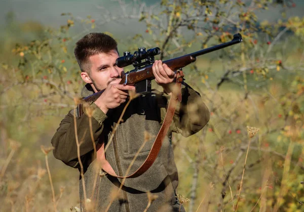 Permiso de caza. Cazador barbudo pasar tiempo libre de caza. Equipo de caza para profesionales. Cazar es un pasatiempo masculino brutal. Hombre apuntando a fondo la naturaleza objetivo. Cazador de rifle. Apuntar a habilidades —  Fotos de Stock