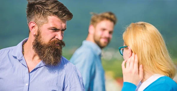 Marido observando estritamente sua esposa olhando para outro cara enquanto caminhava. Passerby sorrindo para a senhora. Conceito ciumento. Homem com barba ciumenta agressivo porque namorada interessada em bonito transeunte — Fotografia de Stock