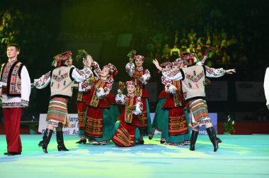 Ukraynalı dans topluluğu Stella Zakharova artistik jimnastik Ukrayna Uluslararası Kupası'nda performansını. Geleneksel halk sahne dans. Etnik dans.