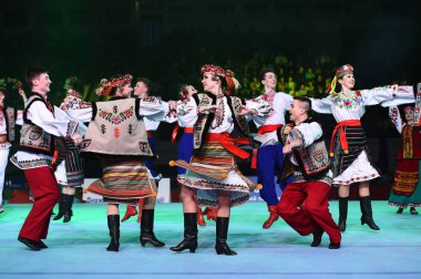 Ukraynalı dans topluluğu Stella Zakharova artistik jimnastik Ukrayna Uluslararası Kupası'nda performansını. Geleneksel halk sahne dans. Etnik dans.