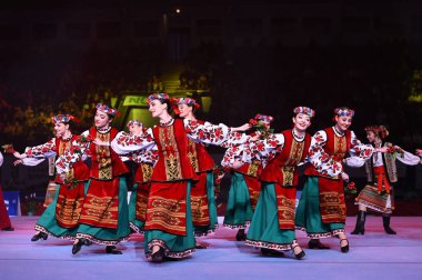 Ukraynalı dans topluluğu Stella Zakharova artistik jimnastik Ukrayna Uluslararası Kupası'nda performansını. Geleneksel halk sahne dans. Etnik dans.