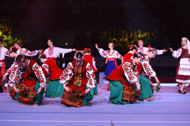 Ukraynalı dans topluluğu Stella Zakharova artistik jimnastik Ukrayna Uluslararası Kupası'nda performansını. Geleneksel halk sahne dans. Etnik dans.