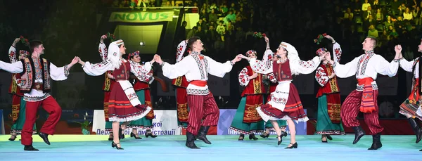 Výkon ukrajinské tance na mezinárodní mistrovství Stella Zakharova umělecké gymnastiky Ukrajina. Tradiční lidové scénický tanec. Etnický tanec. — Stock fotografie