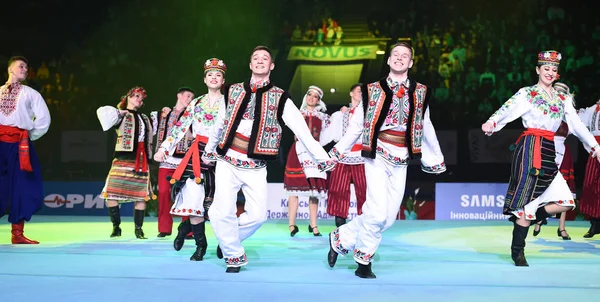 Výkon ukrajinské tance na mezinárodní mistrovství Stella Zakharova umělecké gymnastiky Ukrajina. Tradiční lidové scénický tanec. Etnický tanec. — Stock fotografie