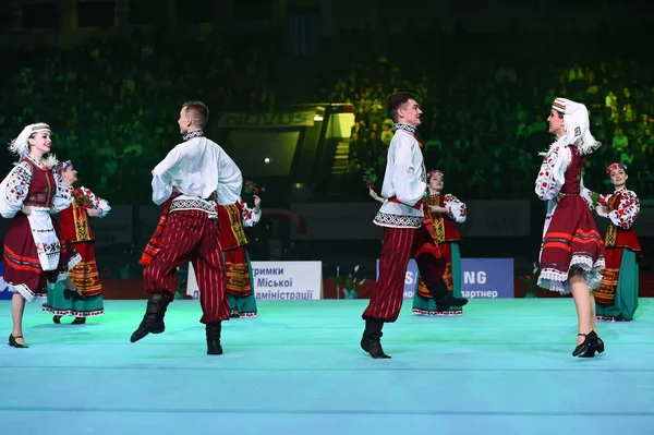 Výkon ukrajinské tance na mezinárodní mistrovství Stella Zakharova umělecké gymnastiky Ukrajina. Tradiční lidové scénický tanec. Etnický tanec. — Stock fotografie