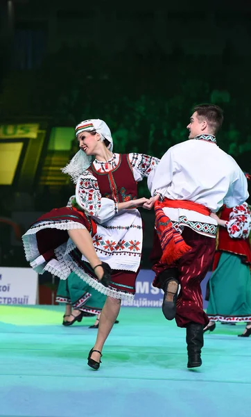 Výkon ukrajinské tance na mezinárodní mistrovství Stella Zakharova umělecké gymnastiky Ukrajina. Tradiční lidové scénický tanec. Etnický tanec. — Stock fotografie