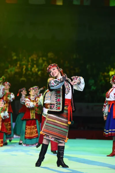 Výkon ukrajinské tance na mezinárodní mistrovství Stella Zakharova umělecké gymnastiky Ukrajina. Tradiční lidové scénický tanec. Etnický tanec. — Stock fotografie