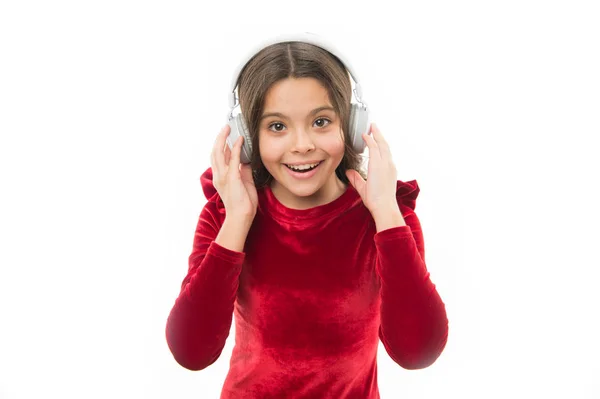 Tid att koppla av. litet barn i hörlurar. musik. lyssnande ebook. ljud utbildning. glad barnens dag. barndom och lycka. Kid mode och skönhet. liten flicka i röd klänning — Stockfoto