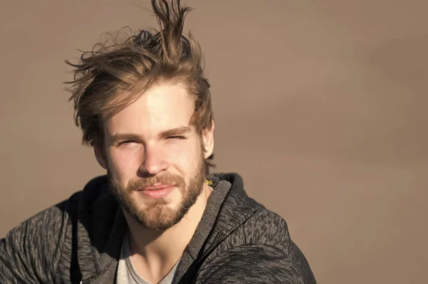 Fashion man met stijlvol kapsel. Baard man met lang blond haar buiten. Macho met baard in sportkleding op zonnige dag. Lifestyle voor jongeman. Mens schoonheid bij kapper en kapsalon, kopieerruimte — Stockfoto