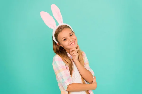 Adorable cariño. Linda niña con diadema de orejas de conejito. Te ves bonita en traje de conejito de Pascua. Niña pequeña en estilo conejito de Pascua. Accesorio de moda para fiesta de disfraces de Pascua —  Fotos de Stock