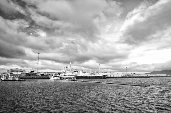 Reykjavik, Islândia - 13 de outubro de 2017: navio no porto marítimo. Viagem de barco. Enviem um mar. Sistema de navegação acústica. Barco à vista. O mundo é seu, viaje mais — Fotografia de Stock