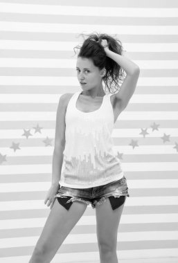 hippi kız dağınık ve dağınık saçlarını gösteriyor. Saç bakımı ve besleyici vitamin maskeleri. Saçına yatırım yap. Her gün takıyorsun. Tarzını sen seç. Sana bir stil vereceğiz..