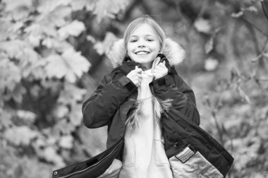 Sıcak ceketle çok rahat hissediyorum. Sıcak ceket açık yürüyüş çocuk sarı uzun saçlı. Kız kat mutlu Sonbahar Doğa Parkı tadını çıkarın. Çocuk giyim moda ceket kukuleta ile. Sonbahar giyim ve moda kavramı