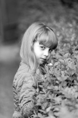 Uzun sarı saçlı, güzel çocuk. siyah ve beyaz