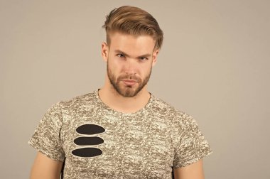 Adam sökük detayları ile şık gömlekli tıraşsız adam sakallı. Moda gömlek, gri arka plan..... .adam kıl ciddi bir yüz ile kullanıyor. Moda kavramı. Modeli şık moda giysiler giyer