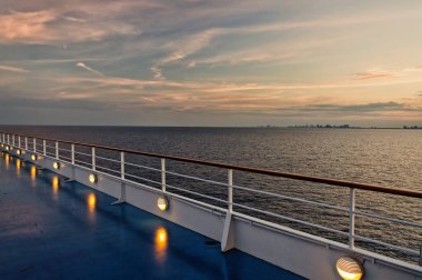 Miami, mavi deniz gökyüzü akşam tarihinde ABD'de tahta gemi. Gemi pastoral deniz manzarası üzerinde. Seyahat, seyahat, yolculuk su. Yaz tatili, Yolculuk tutkusu. Macera, keşif, gezi.