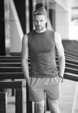 Çalışmaya hazır. Sporcu ile pedometre becerikli alet Stadyumu'nda eğitim. Spor araç konsepti. Adam atlet sıkı yüz spor ekipmanları kentsel arka plan ile. Atlet fitness izci veya adım sayar