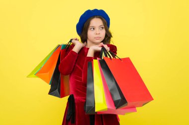 Mutlu online alışveriş. büyük satış alışveriş merkezi. Doğum günü ve Noel hediyeleri. Uluslararası Çocuk günü. küçük kız çocuk alışveriş torbaları ile. Alışverişkoliğin