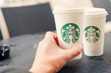 Hamburg, Almanya-Eylül 7.2017: Starbucks kahve starbucks kafede uzun boylu bir. Dünyanın en büyük kahve evin 61 ülke içinde 20.000'den fazla mağaza ile Starbucks olduğunu.