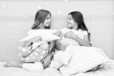 Yatakta tatlı yastıklarla yatan kızlar. Pijama partisi konsepti. Kızlar sadece eğlenmek ister. Kız sırları dürüst ve samimi. Arkadaşlar iyi vakit geçirir. Keyifli vakit geçirirler. Sonsuza kadar en iyi arkadaşlar