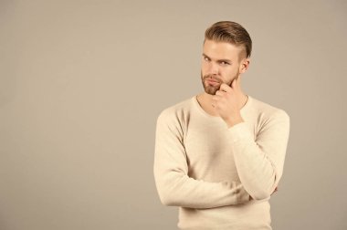 Düşünce ve şüpheler kavramı. Adam düşünceli yüz, gri arka plan sakallı. Sakal tıraşsız adam adam yakışıklı ve bakımlı görünüyor. Adam sakallı çekici ile saç modeli sahip şüpheler, alanı Kopyala