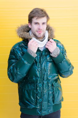 Soğuk gün için mükemmel bir seçimdir. Soğuk kış şartları için rahat moda ceket. Kapşonlu ceket giyen yakışıklı adam. Soğuk hava tarzı şık adam. Sıcaklık ve konfor manken sahiptir