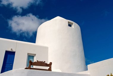 Mykonos, Yunanistan evde. Güneşli mavi gökyüzü üzerinde bina badanalı. Tipik ev mimarisi ve tasarım. Bir Akdeniz Adası yaz tatili. Yolculuk tutkusu ve seyahat kavramı