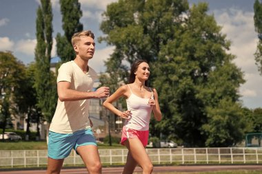 Arena yolda çalışan çift.