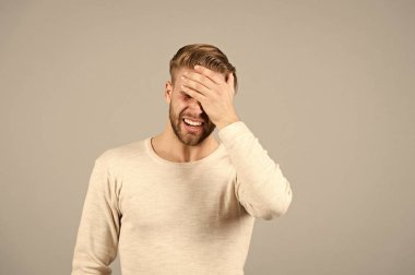 Kötü bellek kavramı. Adam unutkan yüz, gri arka plan sakallı. Sakal tıraşsız adam adamla görünüyor forgetfully ve disapponted. Adam çekici saç modeli unutkan ifade, kopya alanı ile sakallı