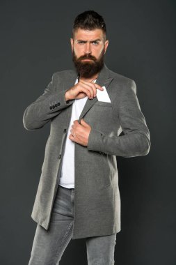 Kredi kartı özgürlük ve güven verir. Adam hipster tutun plastik boş kart sakallı. Bankacılık ve kredi kavramı. Plastik banka kartı. Kolay para kredi. Hangi banka kartı almak kolay. Kolay alışveriş