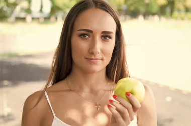 Kadın tutun yeşil elma.