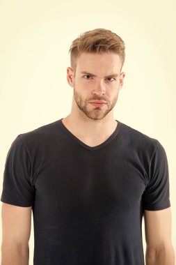 Adam rahat tshirt beyaz izole. Tıraşsız yüzündeki sakallı adam. Sarışın saçlı sakallı adam. Saç Bakımı Kuaför salonu veya berber dükkanı. Moda stil ve tr backgroundend