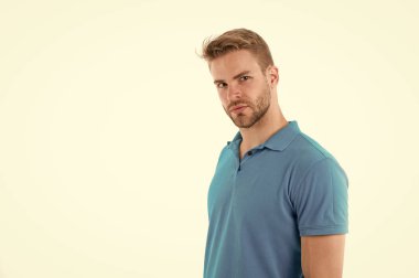 Cilt Bakımı ve Kuaför Salonu. Tıraşsız yüzü deri üzerinde sakallı adam. Mavi tshirt sakallı adam. Beyaz izole şık saçlı manken. Stil veya eğilim ve saç modeli kavramı, kopya alanı