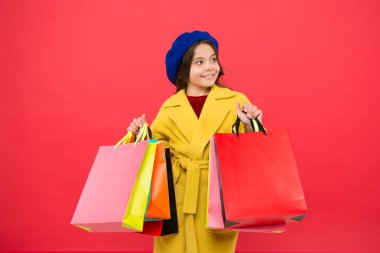 Alışveriş ile takıntılı. Kız şirin çocuk alışveriş torbaları tutun. Doğum günü tatil alışveriş indirim. Güzel satınalma. Fashionista alışveriş keyfini çıkarın. Müşteri memnuniyeti. Prime time bahar satın giyim