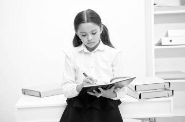 Yazmak için sıkıcı bir görev. Nasıl eğitim daha ilginç için ilk formers yapmak. Kız çocuk tutun kitap not edin. Çocuk okul üniforması sakin üzgün kayıtsız yüz yazma ders kitabı. Bilgi hakkında kayıtsız