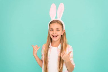 Tatlı bunny. Paskalya tavşanı kıyafetleri içinde seyir. Sevimli küçük kız tavşan kulaklar kafa bandı takıyor. Paskalya tavşanı tarzında küçük kız çocuğu. Paskalya kostüm partisi için moda aksesuar