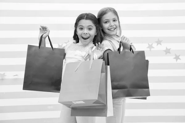 Venta. niña feliz compró mucho en gran venta. niñas en las compras con caras felices . —  Fotos de Stock