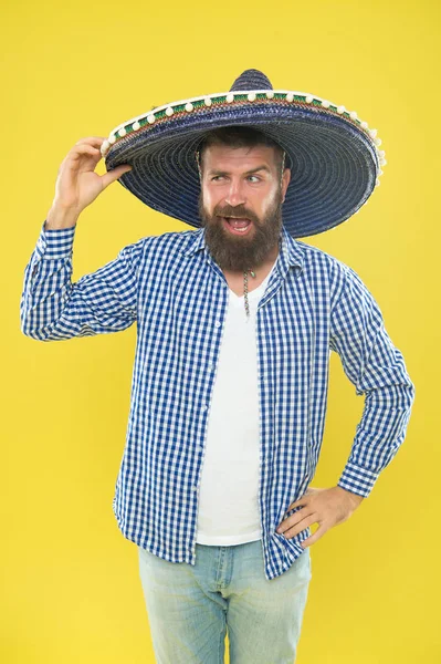 Αναζητούν δροσερό. Είναι ερωτευμένος με μεξικάνικο στυλ. Hipster στο ευρύ χείλος καπέλο. Μεξικού ο άνθρωπος φορώντας σομπρέρο. Γενειοφόρος άνδρας με το μεξικάνικο καπέλο. Αξεσουάρ παραδοσιακών μόδας για μεξικάνικο φορεσιά κόμμα — Φωτογραφία Αρχείου