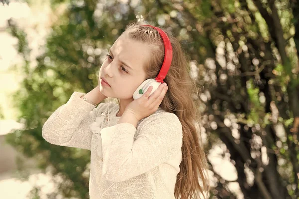 Menina bonito gostando de música usando fones de ouvido — Fotografia de Stock