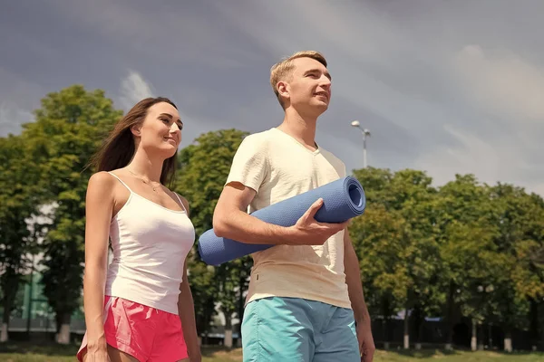 Uomo e donna sole all'aperto sul cielo blu . — Foto Stock