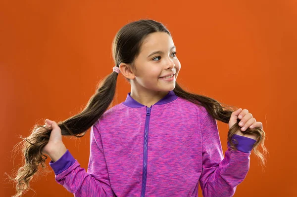 Легкие советы по созданию прически для детей. Удобная прическа для активного образа жизни. Прекрасная красавица. Девочка активный ребенок с длинными великолепными волосами. Сильная и здоровая концепция волос. Как лечить вьющиеся волосы — стоковое фото