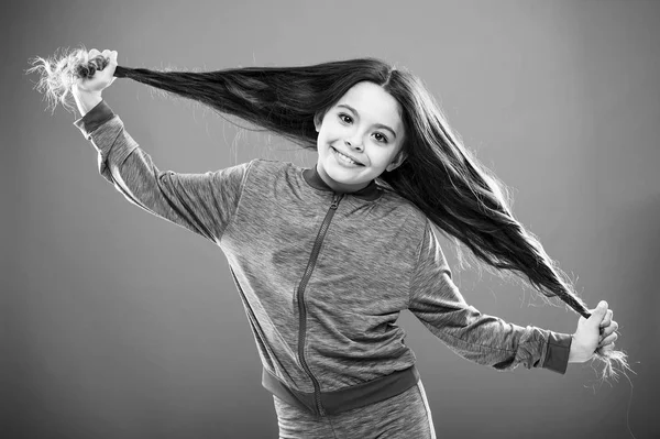 Güçlü saç kavramı. Çocuk kız uzun sağlıklı parlak saçlar. Önemli olan temiz tutuyor. Nazik şampuan ve sıcak su kullanın. Küçük kız uzun saç büyümeye. Öğretim çocuk sağlıklı saç bakım alışkanlıkları — Stok fotoğraf