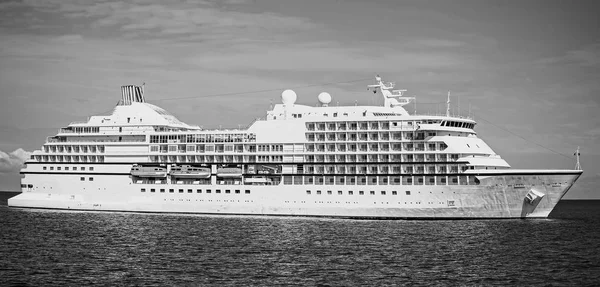 Grote luxe cruiseschip of voering — Stockfoto