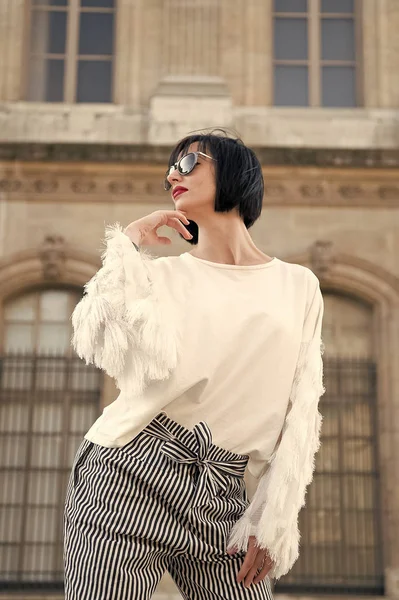 Mujer con gafas de sol posan en París, Francia, la moda. Mujer con pelo morena, labios rojos, maquillaje, belleza. — Foto de Stock