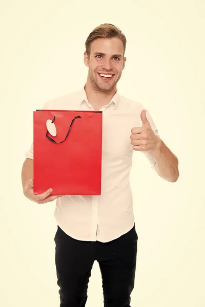 人满意携带袋和显示拇指。男士快乐客户收到包购买。送货服务。他在网上买衣服。网上购物的概念。男士网上购物优势 — 图库照片