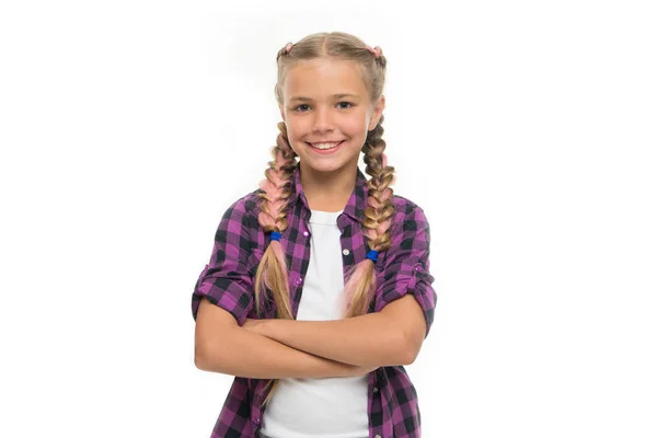 Niño niña trenzas coloridas peinado de moda aislado blanco. Concepto de moda adolescente. Peinado de moda. Moda de estilo casual. Chica con confianza cruzó los brazos en el pecho. Tendencia de moda —  Fotos de Stock