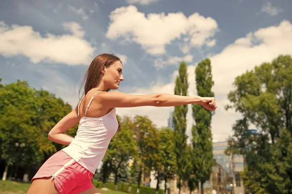 Allenamento di donna punzonatura sole all'aperto — Foto Stock