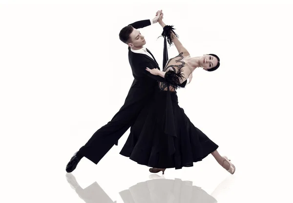 Taneční pár v taneční póze izolované na bílém — Stock fotografie