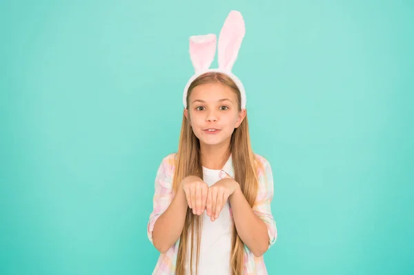 Op zoek mooi in easter bunny kleding. Mode-accessoire voor Pasen kostuum partij. Schattig klein meisje bunny oren hoofdband te dragen. Klein meisje kind in easter bunny stijl. Brengen van de geest van Pasen — Stockfoto