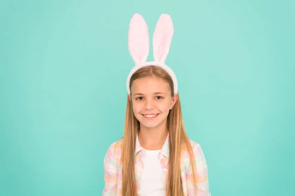 Guardando di prim'ordine per Pasqua. Bambina in stile coniglietto pasquale. Carina la ragazzina con la fascia per le orecchie da coniglietto. Accessori moda per la festa in costume pasquale. Guardando bella in abbigliamento coniglietto pasquale — Foto Stock